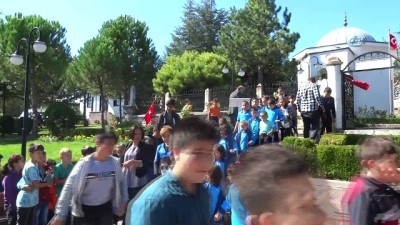 rturk -  Domaniç’te öğrenciler ilk dersini Hayme Ana Türbesi'nde yaptı  Videosu
