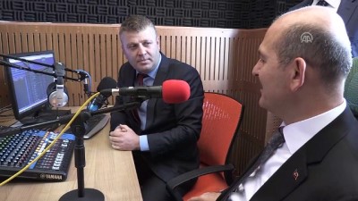 İçişleri Bakanı Soylu, Çukurca Radyo canlı yayınında çalınan parçaya eşlik etti - HAKKARİ 