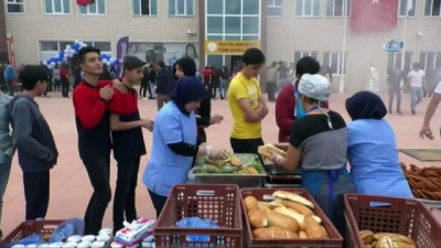  Okulun ilk gününü mangal partisi yaparak halayla kutladılar