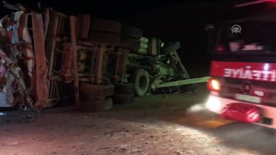 emniyet seridi - Tır, emniyet şeridinde park halindeki kamyona çarptı: 6 yaralı - KIRIKKALE Videosu