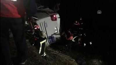 yolcu otobusu - Afyonkarahisar'da yolcu otobüsü devrildi: 25 yaralı(1)  Videosu