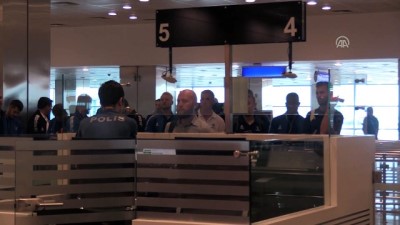 pasaport kontrolu - Beşiktaş'ın rakibi Sarpsborg Atatürk Havalimanı'nında - İSTANBUL Videosu