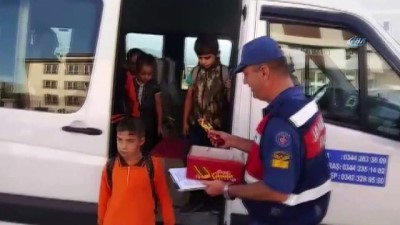  Jandarma okul servislerini çikolata ile denetledi 