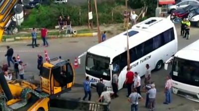  Tekirdağ'da yol çöktü, işçi midibüsleri çöken yola saplandı