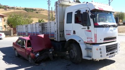  Kamyon ile otomobil çarpıştı: 5 yaralı 
