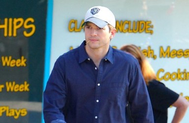 Ashton Kutcher aracıyla bir gence çarptı!