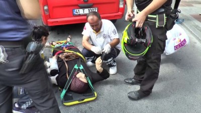 kadin hasta -  Durakta bekleyen kadına dolmuş çarptı  Videosu