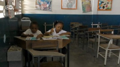 Ekonomik krizdeki Venezuela'da okul sıraları boş kaldı 