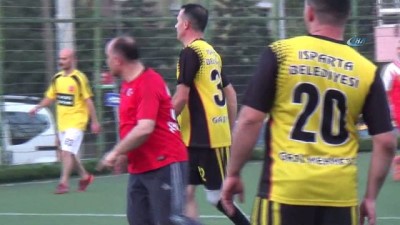 Isparta Valisi gazilerle futbol maçı yaptı 