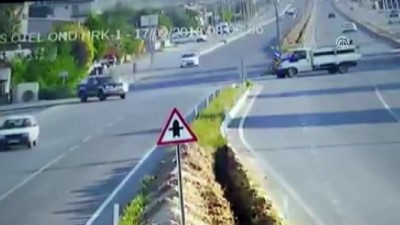 tarim iscisi - Servis minibüsü ile traktörün çarpışması - DENİZLİ  Videosu