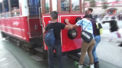 tehlikeli oyun -  Taksim'de nostaljik tramvayın arkasına takılan patenli gençlerin tehlikeli oyunu kamerada  Videosu