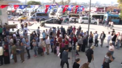  Üsküdar Belediyesi ilçe meydanında 50 bin kişiye aşure ikram etti