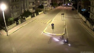 trafik levhasi -  Refüje çarpan motosiklet, sürücüsüyle birlikte 20 metre savruldu  Videosu