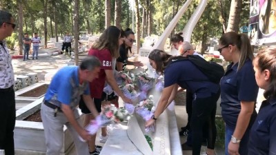 basketbol turnuvasi - Kadın basketbolcular Özgecan'ın mezarına çiçek bıraktı  Videosu
