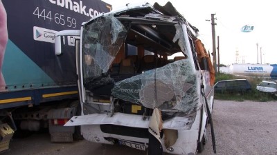 saglik ekibi -  Kocaeli TEM'de servis midibüsü devrildi: 1 ölü 18 yaralı  Videosu