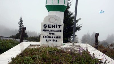  Meçhul şehidin mezarı başındaki minare dikkat çekiyor 