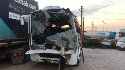 Öğrencileri taşıyan midibüs devrildi: 1 ölü, 18 yaralı - KOCAELİ 