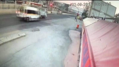 trafik lambasi - Servis minibüsü ile kamyonetin çarpışması güvenlik kamerasına yansıdı - BURSA  Videosu