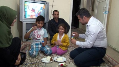 mezhep -  Afganlı çocukları sevindiren sürpriz ziyaret  Videosu