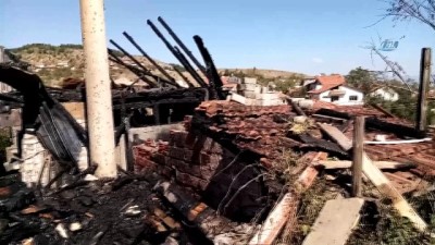  Ahırda çıkan yangında 4 at telef oldu 