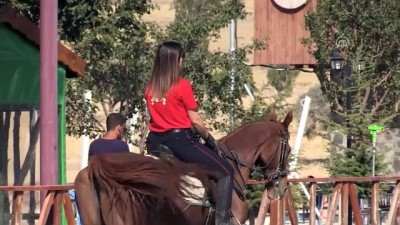 atli polis - Atlı birliğin kadın süvarisi 'polis Arzu' - KAYSERİ  Videosu