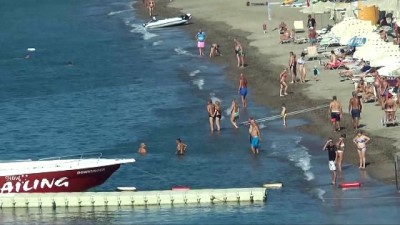 istankoy -  Denizde can pazarı yaşanırken turistlerin deniz keyfi 'pes' dedirtti  Videosu