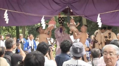 Japonya'da bebekler için 'ağlayan sumo' yarışması