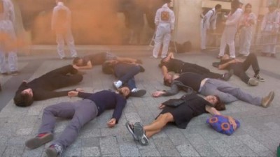 kuresellesme - Paris'te küreselleşme karşıtı göstericiler banka önünde eylem yaptı Videosu