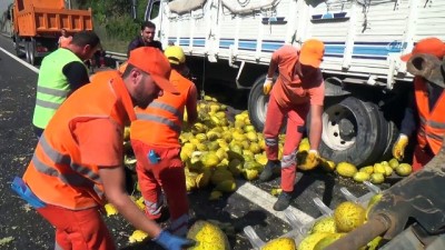 emniyet seridi -  Araçlar birbirine girdi, otoyol kavun tarlasına döndü  Videosu