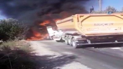  Çarpışan hafriyat kamyonları yandı