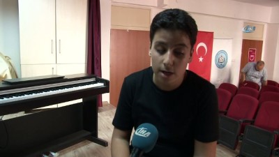  Görme engeli piyano tutkusunun önüne geçemedi 