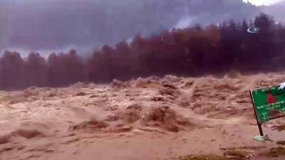  - Hindistan’da Nehir Otobüsü Yuttu