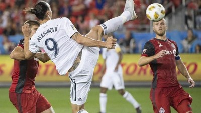 ibrahimovic - İbrahimoviç kariyerindeki 500'üncü golünü efsane 'akrep vuruşu' ile kaydetti  Videosu