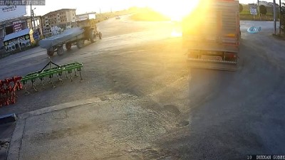 olumlu -  Motosikletin römorka çarptığı ölümlü kaza kamerada  Videosu