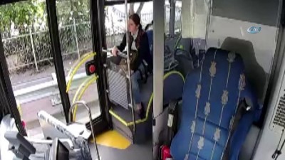 kahraman sofor -  Otobüs şoförü minik kediyi ezilmekten böyle kurtardı  Videosu