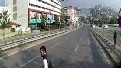 belediye otobusu - Otobüs şoförü yavru kediyi kurtardı - KOCAELİ  Videosu