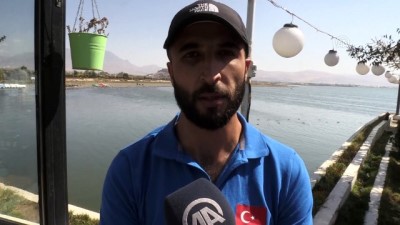 Su altında 'mangal yapıp çay içtiler' - VAN