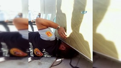  Tabela ile duvar arasına sıkışan kedinin imdadına itfaiye yetişti