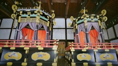 Yeni Japonya İmparatoru'nun tacı ve tahtı Tokyo'da
