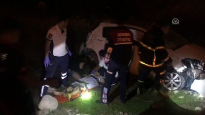 Adana'da otomobil devrildi: 2 yaralı 
