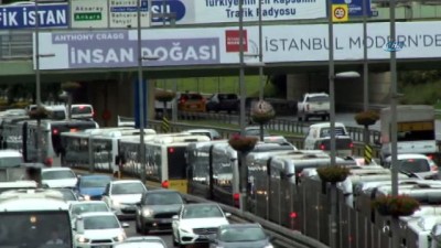  Bahçelievler'de bir metrobüsde arıza meydana geldi.Arıza nedeniyle uzun metrobüs kuyrukları oluştu. 