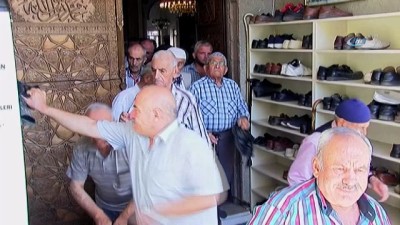  Cami cemaati camide yönetime tepki gösterdi 