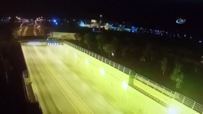  Demir profil yüklü tırın alt geçide düşme anı kamerada 