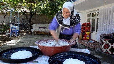 katar - Eşinden öğrendiği 'göçmen çöreğini' yarım asırdır pişiriyor - KIRŞEHİR  Videosu