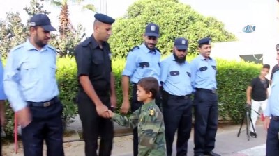  Kanser Hastası Küçük Çocuğun Hayali Gerçekleştirdi
- Abdurrahman, Dünyanın En Genç Polis Müdürü Oldu 