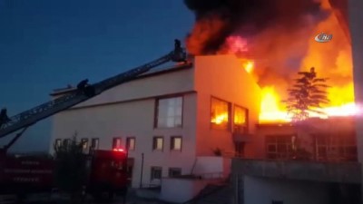  Kız yurdunun yemekhanesinin çatısında yangın çıktı