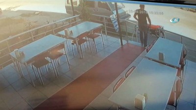  Motosikletine binmek isterken arabanın altında kaldı... O anlar kamerada 