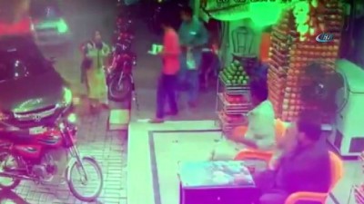  - Otomobil Yayaların Arasına Daldı 