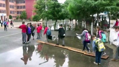 ogretmenler -  Sağanak yağmur sonrası okula tahta üzerinde girebildiler  Videosu