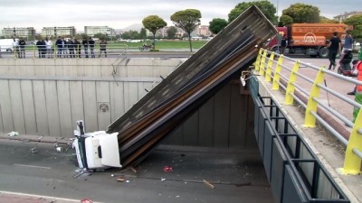 Tır alt geçide düştü: 2 yaralı - KONYA 